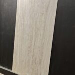 Piastrella "Royal Trav Ebur Wawy Vein"