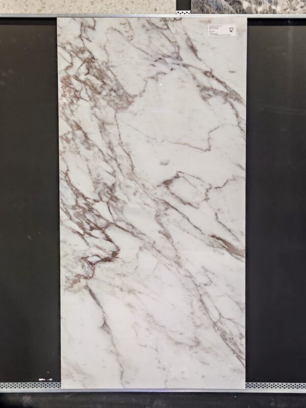 Piastrella "Calacatta Pink Lux"